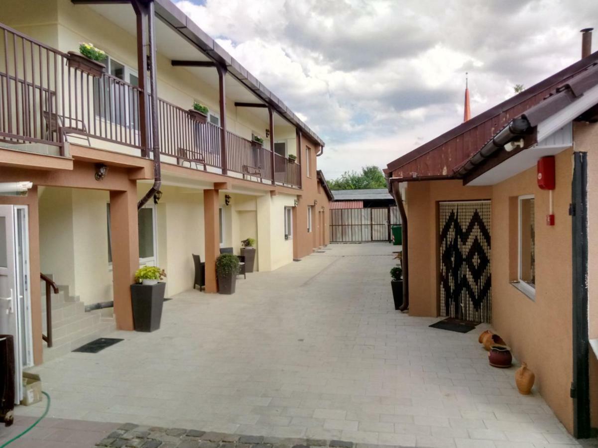 Camere De Inchiriat Carpati Hunedoara Exterior foto